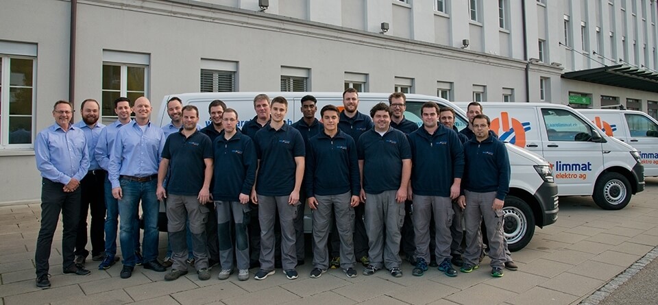 Gruppenfoto mit den Mitarbeitenden der Aare Limmat Elektro AG